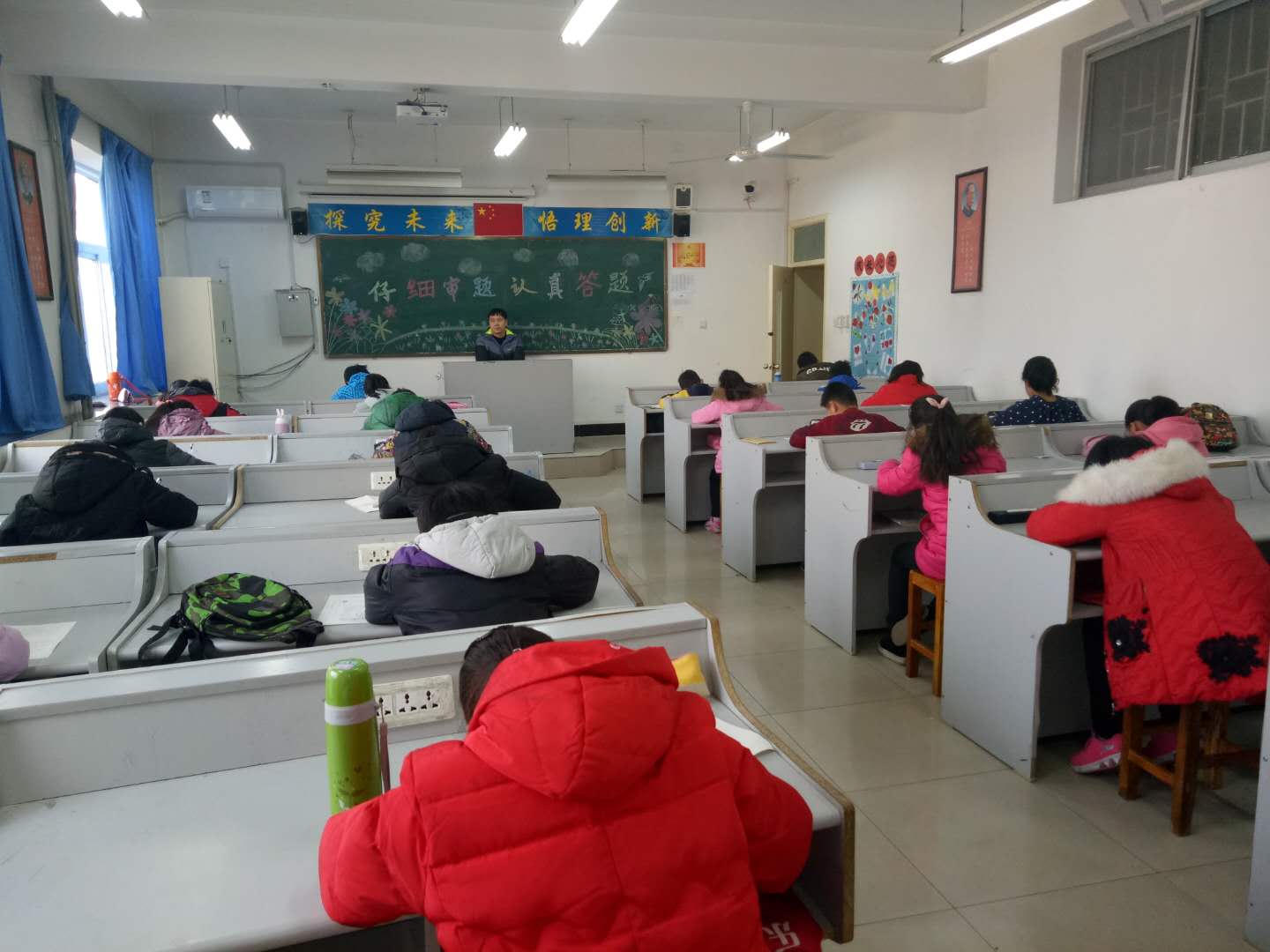 学生认真做题(二)