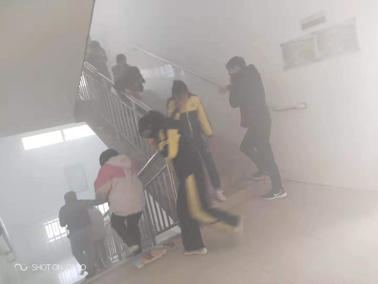 三楼学生有序撤离
