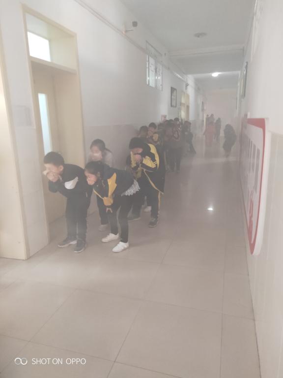 二楼学生有序等待