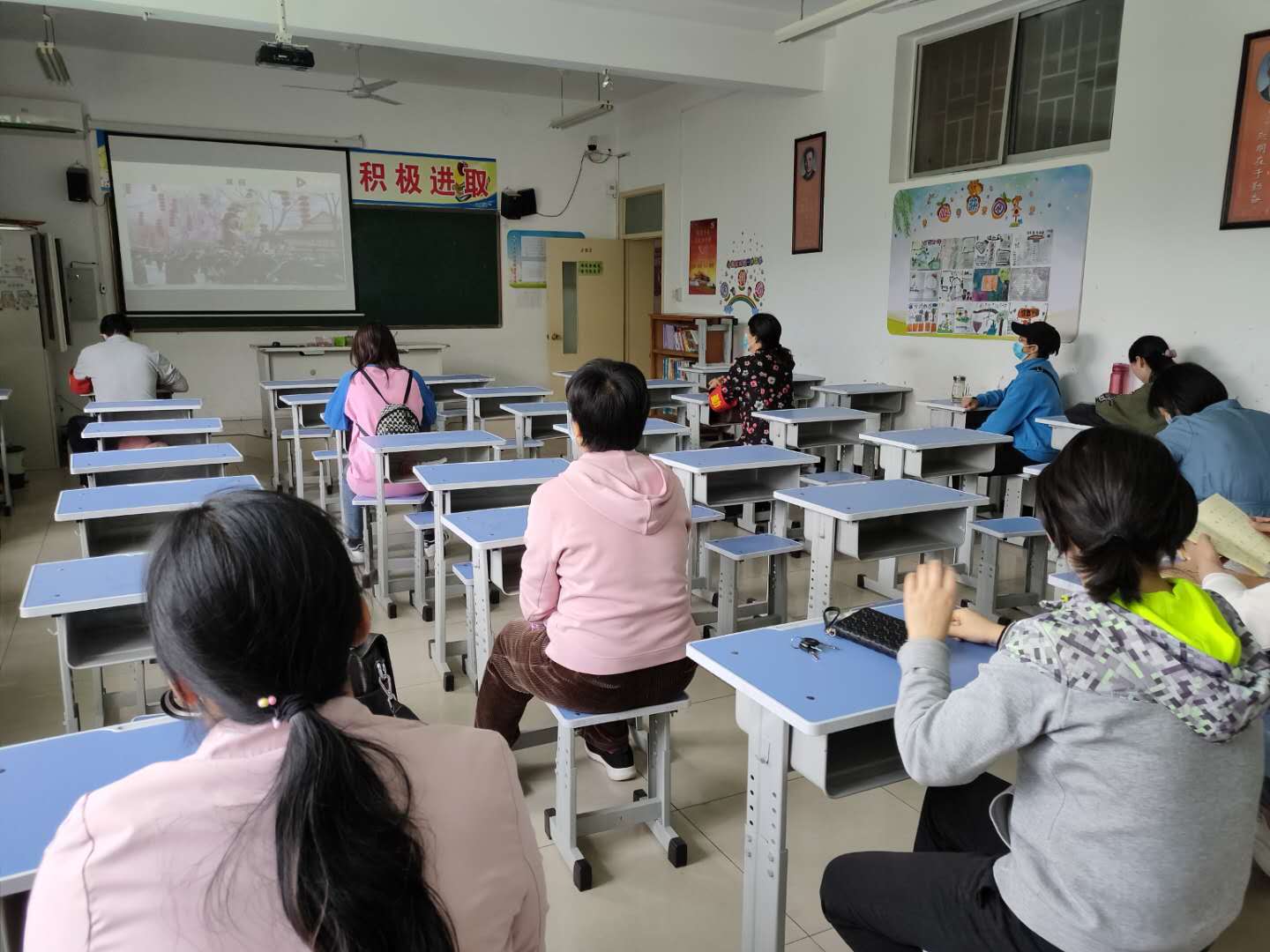 老师观看开学第一课视频
