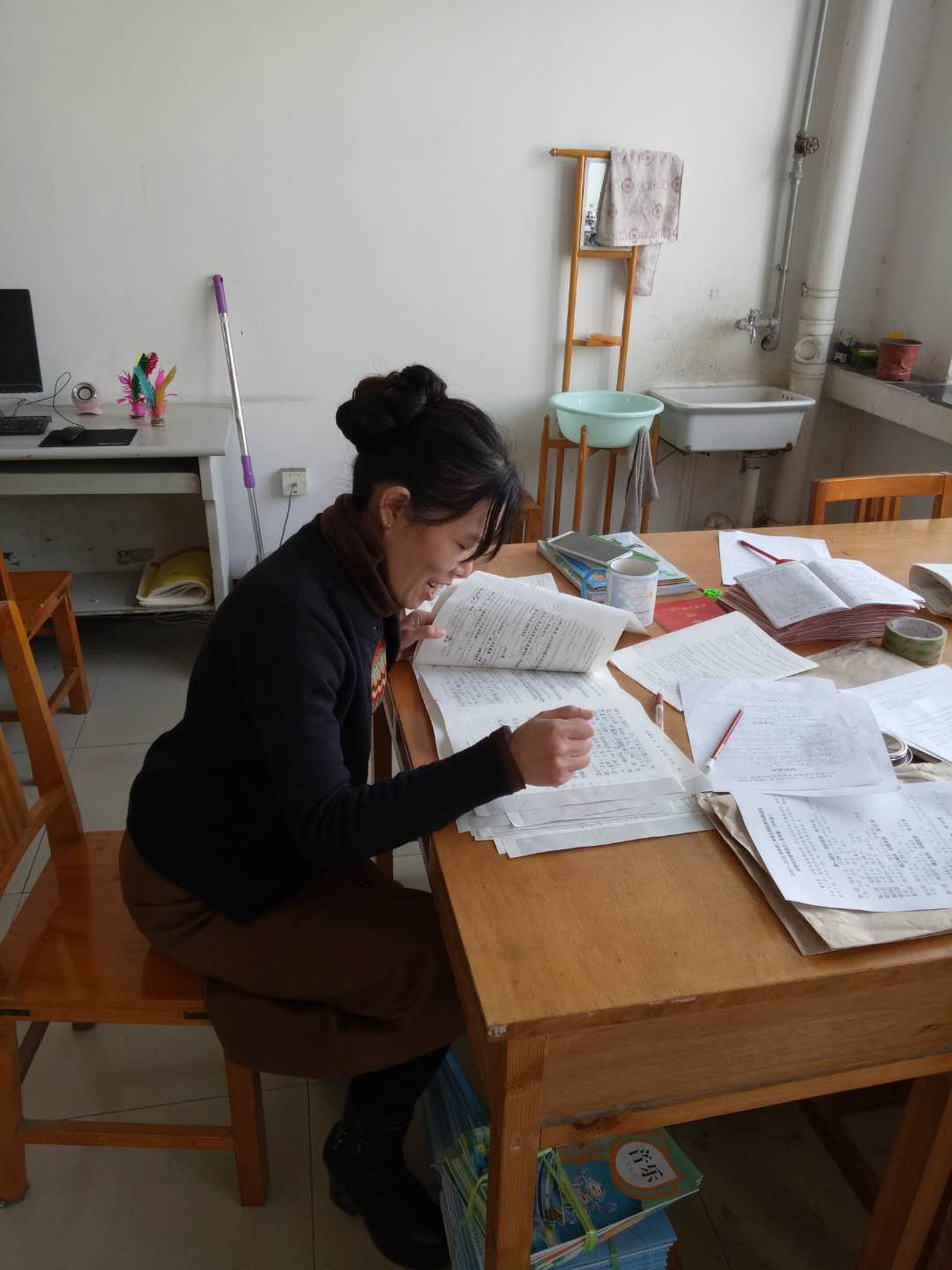 语文组胡菊香老师在批改作文