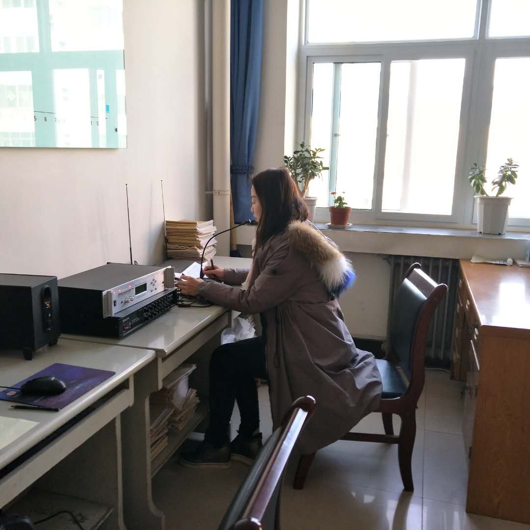 赵文静校长在做考前动员