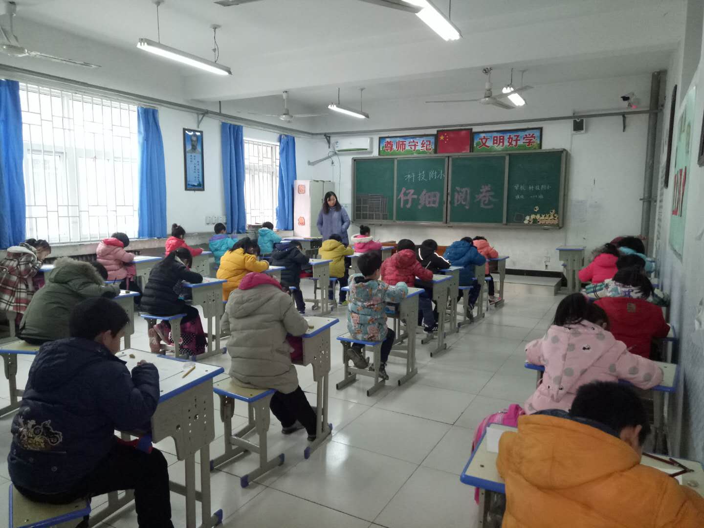 学生认真做题(三)