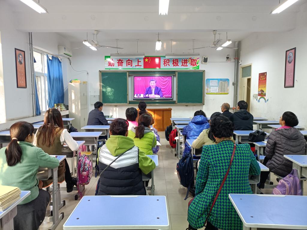 集中观看十九届五中全会公报视频