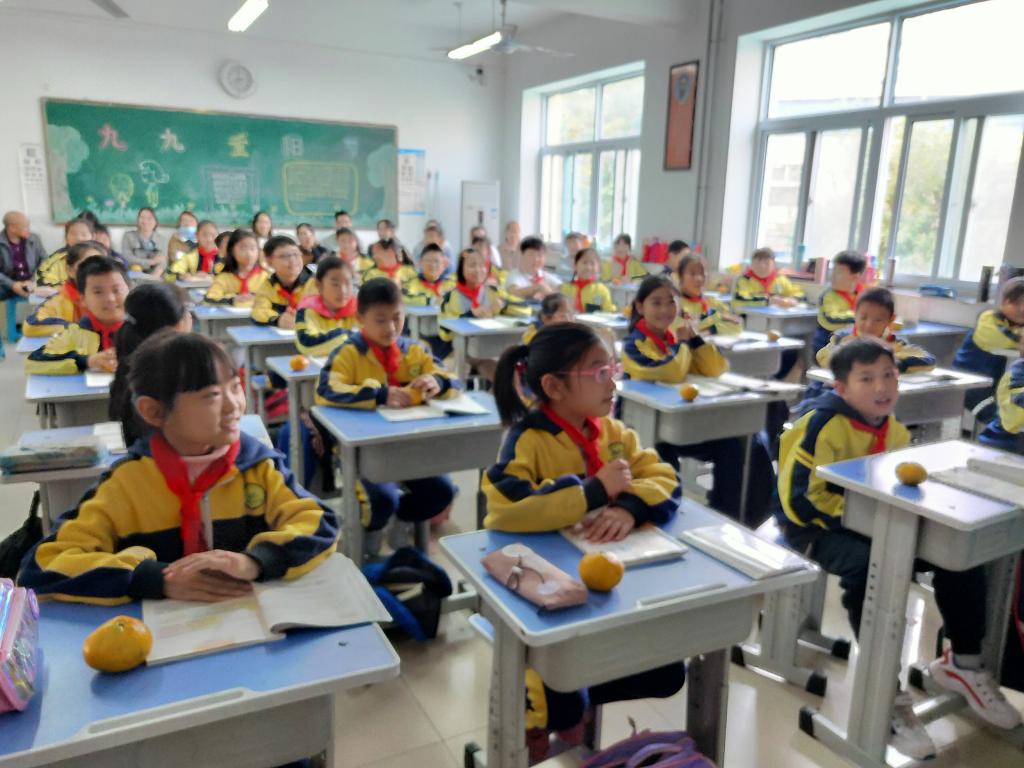 学生和老师在认真听课