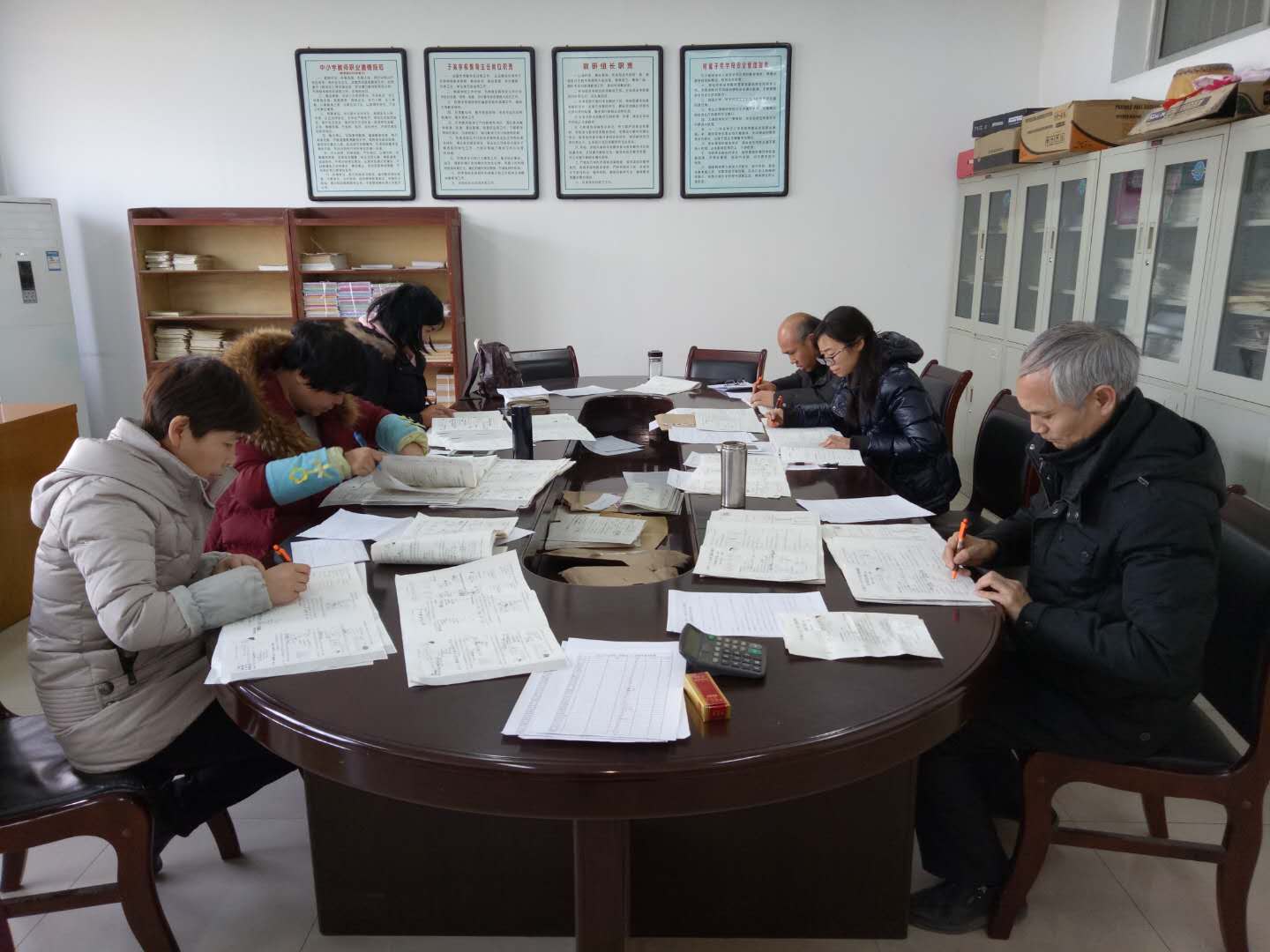 数学组老师认真阅卷