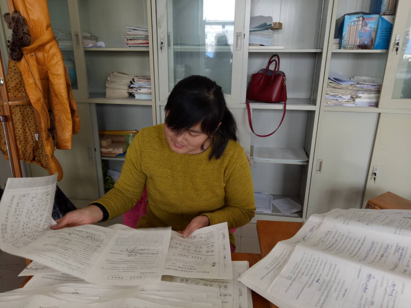 语文组李晓荣老师在复查试卷