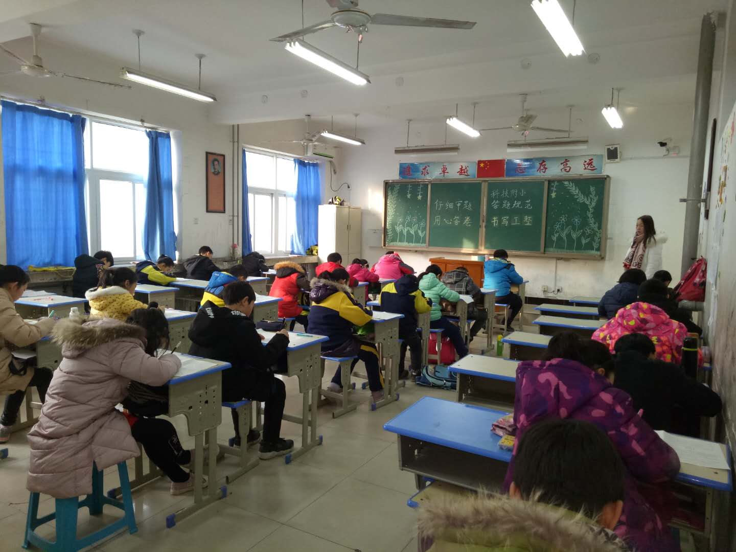 学生认真做题(四)
