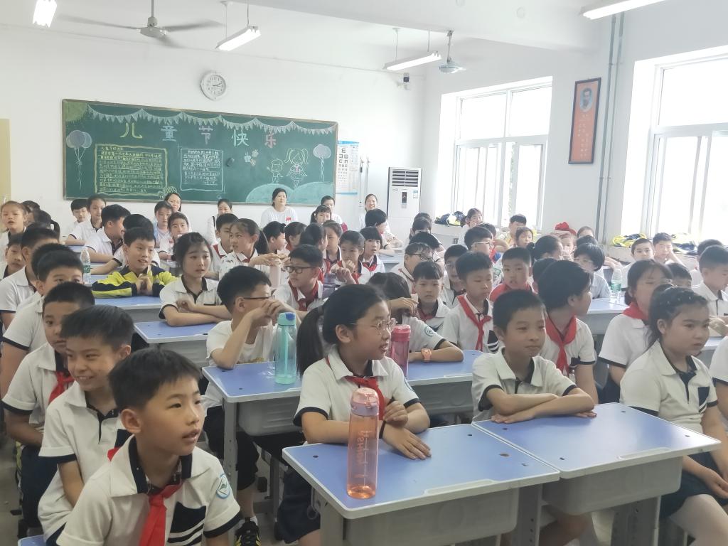 学生和老师一起听课
