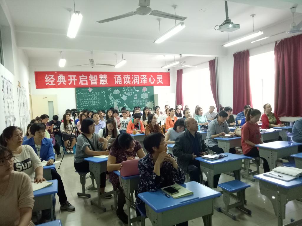 老师和文法学院学生听报告