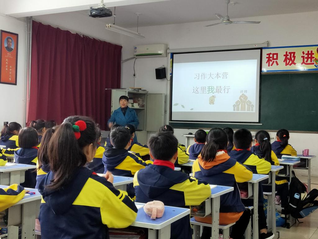李蓉老师在授课