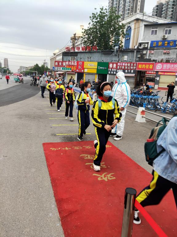 学生消毒后有序通过测温通道