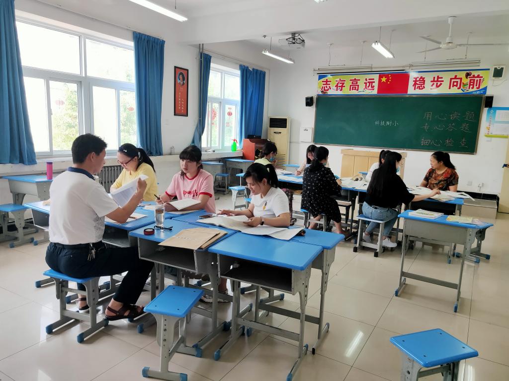 语文组在讨论