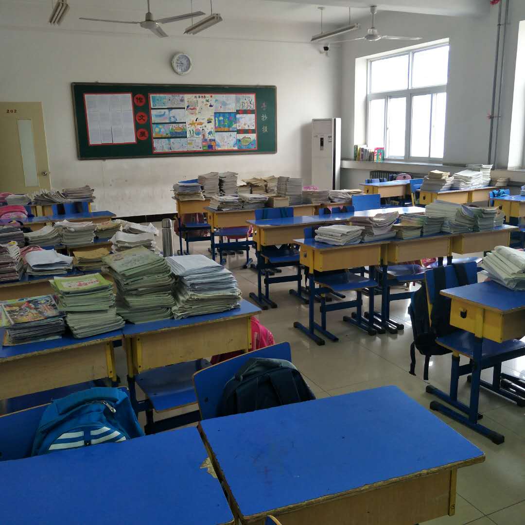 数学、英语与其他学科作业在三(2)班教室检查